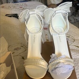 NIB Chic Ivory Pearl-Adorned Heels